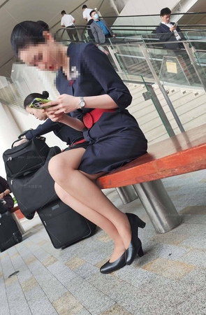 非CATA4K东航稀少题材轻熟空姐金棕丝二郎腿