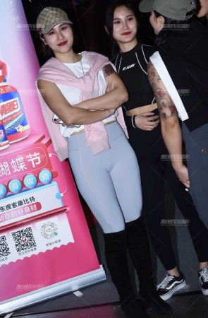 浅色紧身裤配高靴