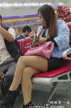 4k-高铁站候车室拍摄长腿肉丝性感MM