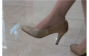 4k-金色高跟鞋连衣裙文静小美女