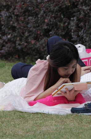 No1407 白裙美女，素足一双