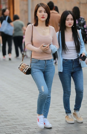 玻璃街拍作品 – 牛仔裤美女