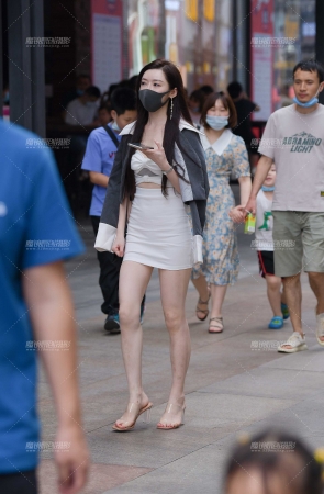 穿梭在步行街中的焦点