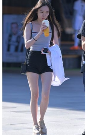 喝果汁的小姐姐(23P)