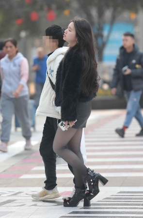 街拍黑丝妹子