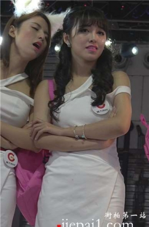 闺蜜在一旁窃窃私语的美腿性感女神。