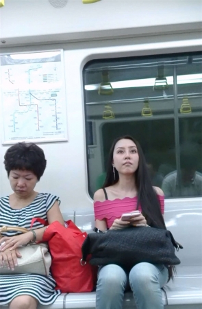 地铁上的牛子裤靓妹