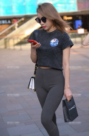 默默带上了眼镜