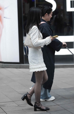 诱惑街拍黑丝少妇-16P