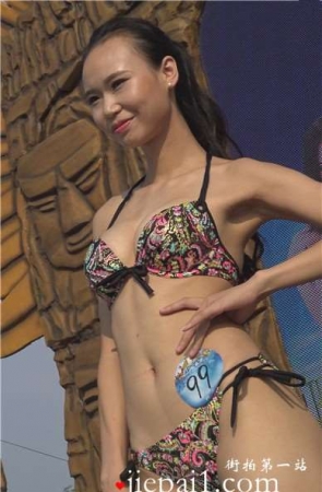 4k-超美身材花色比基尼泳装美女，身材像竹竿似的。