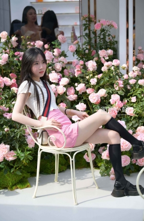 人比花儿还美！