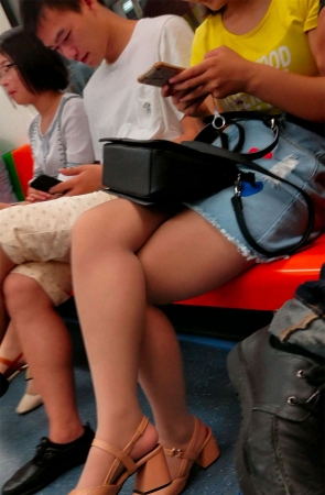 黄色T恤修长美腿肉丝眼镜妹子