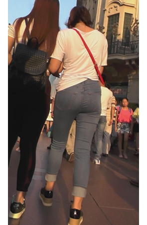 漂亮的紧身牛仔长裤美女