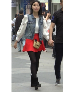 街拍颜值爆表的黑丝美眉