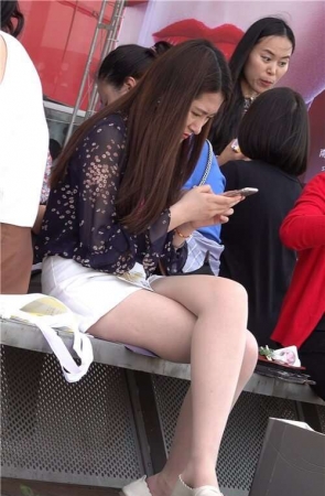 4K – 拉近距离拍摄肉丝袜美腿姑娘 2 [1.28 GB/MP4]