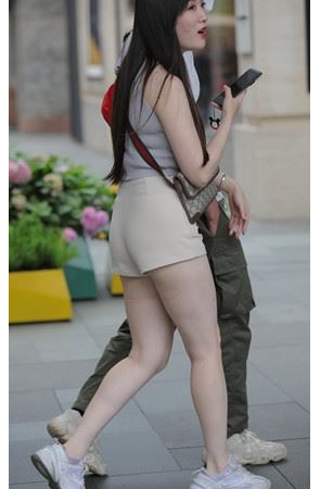 皮肤很白的热裤美女(52P)