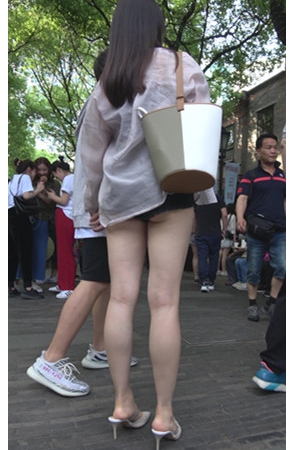 漂亮的黑色热裤月牙美女