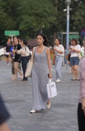 听歌的漂亮长裙美女