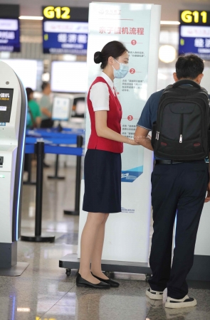 【街拍心灵】候机楼地勤超街拍薄肉丝制服美腿