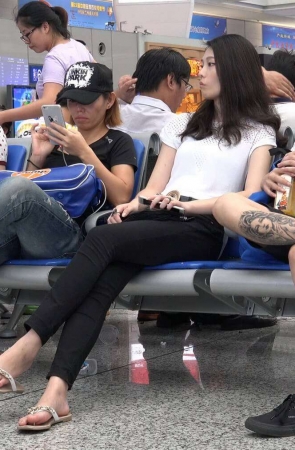 4K –  雪嫩美足的美女姐姐 [1.62 GB/MP4]