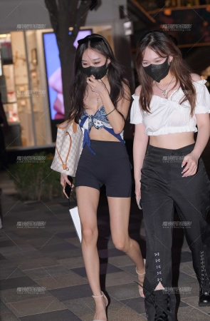 性感黑色短裤美女