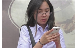 4k-等公交的高颜值制服OL美足女神