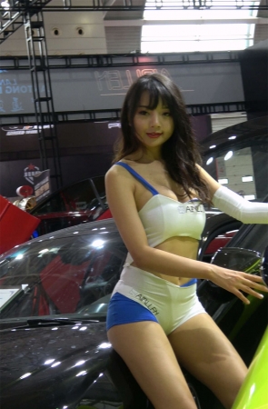 甜美小清新紧身短衣短裤街拍美女车模