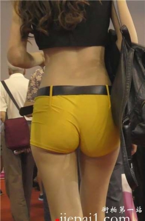 黄色超短热裤美臀性感美女 [352 MB]