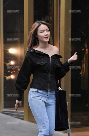 看到帅哥的我，她笑了~