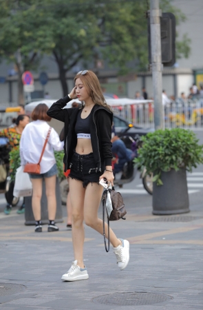 路肚脐的热裤小姐姐