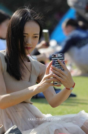 街拍粉色高跟长裙少女各种角度自拍