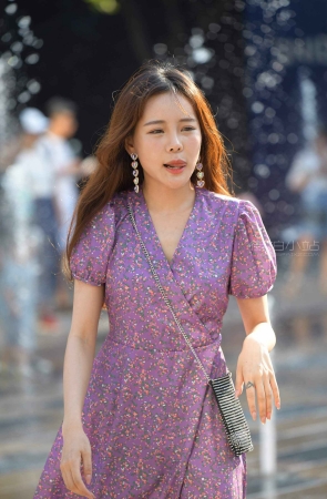 街拍紫色印花裙美女