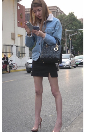 一直在看手机的小姐姐