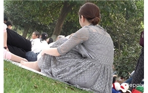 4k-陪小孩玩耍的连衣裙街拍丝袜少妇