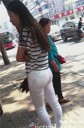 街拍极品紫色高跟鞋美腿美女等公交 [711 MB]