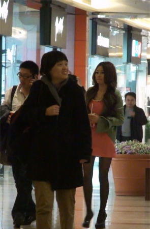 跟拍粉色短裙黑丝袜美女