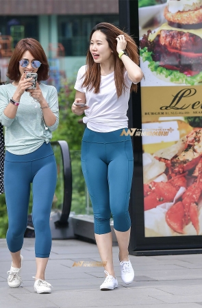 左手倒影赛帖：蓝色健美双美臀