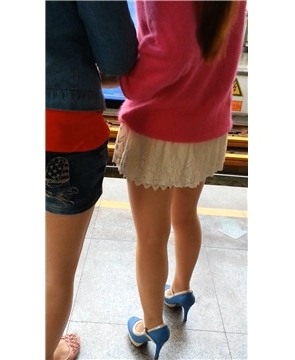 高铁站台偶遇高跟美腿短裙少妇