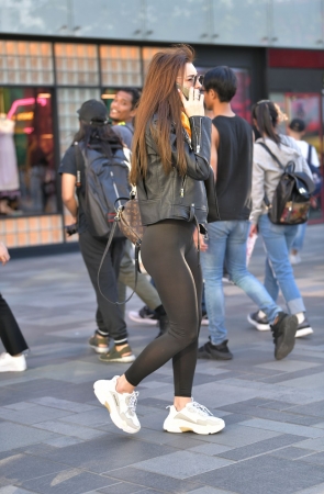 邂逅美丽性感的黑色打底裤美女