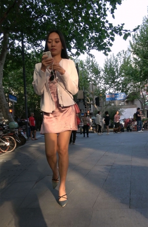 粉色裙长发靓女