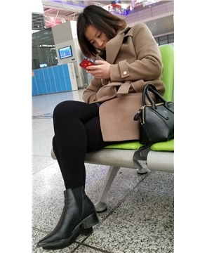 4K-候车室的黑色打底裤美眉低头玩手机入迷