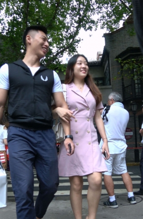 粉色裙凉高美女