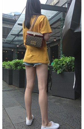 漂亮的黄衣热裤月牙妹子[1.15G/MP4]