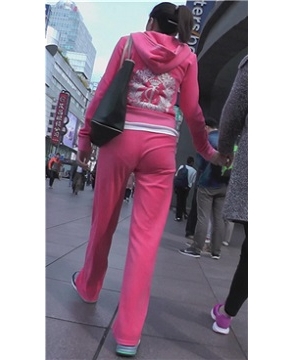 街拍粉色运动装美女，这种装扮很吸引人 [932 MB]