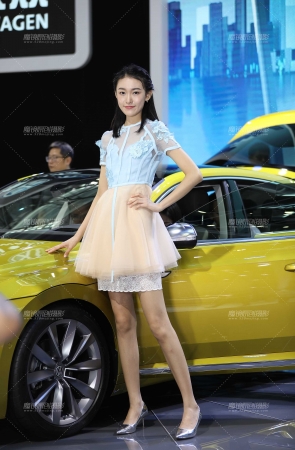 有点像小孩子的长腿模特