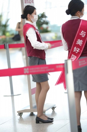 【街拍心灵】灰丝街拍美腿制服地勤小姐姐