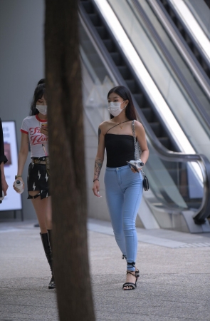 花臂牛仔紧身裤小姐姐