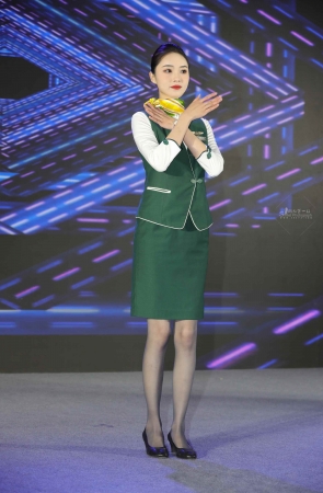 【街拍心灵】春秋航街拍空姐貌美身材很赞灰丝高跟