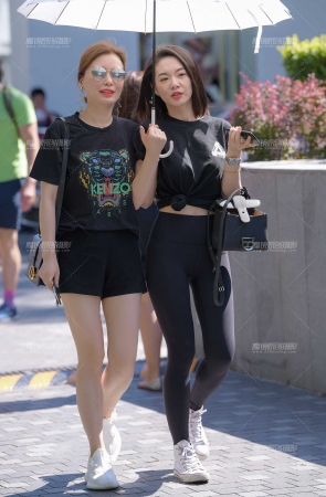 和闺蜜逛街的黑色紧身