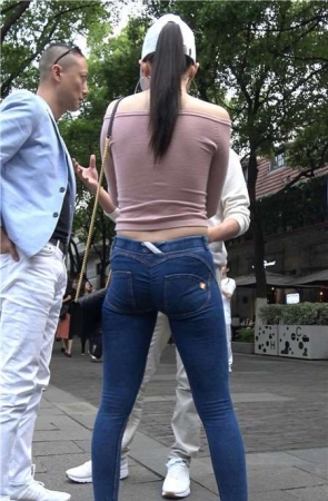 4k-极度紧绷蓝牛粉衣鸭舌帽街拍美女 [843 MB]